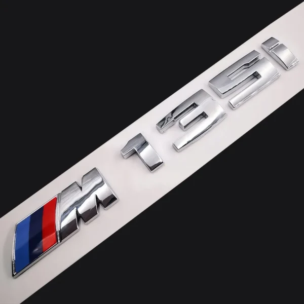 Bmw Emblem M135i Silver (Motorkod)