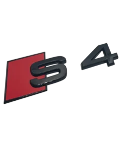 Svart Audi modellbeteckning S4 Baklucka emblem